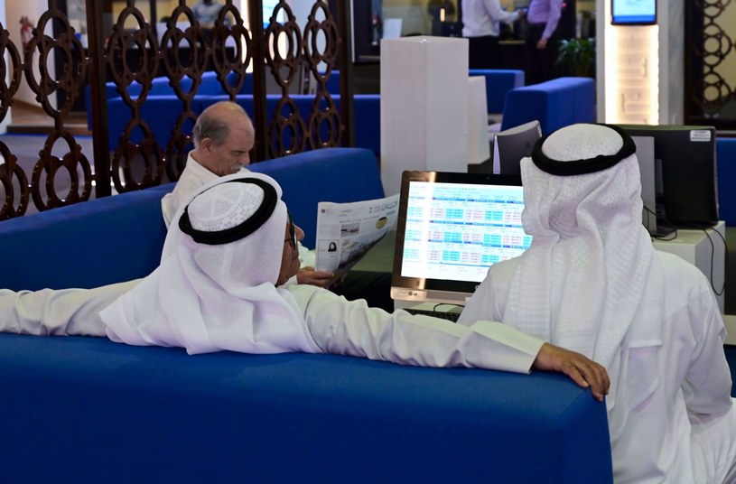 Traderzy śledzący rynki finansowe na Giełdzie Papierów Wartościowych w Dubaju w Zjednoczonych Emiratach Arabskich /GIUSEPPE CACACE /AFP