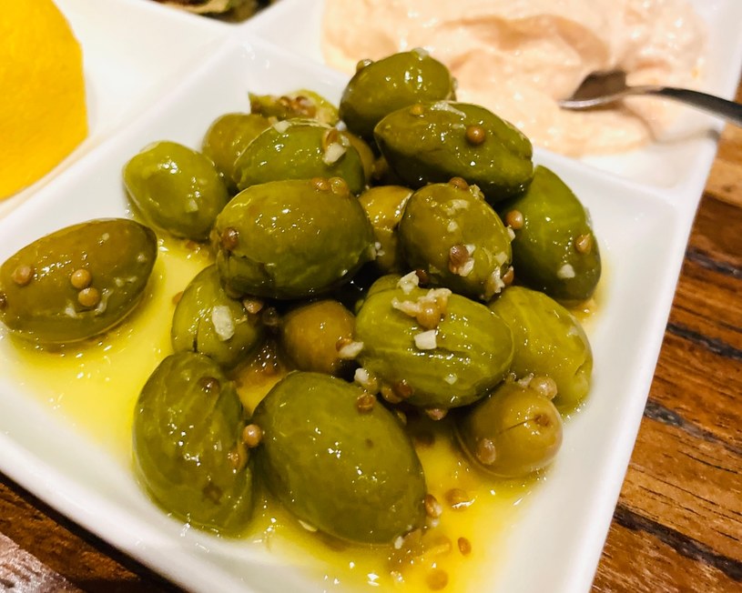 Tradycjnie na Cyprze zielone oliwki podaje się marynowane z ziarnami kolendry i cytryną /Agnieszka Maciaszek /archiwum prywatne