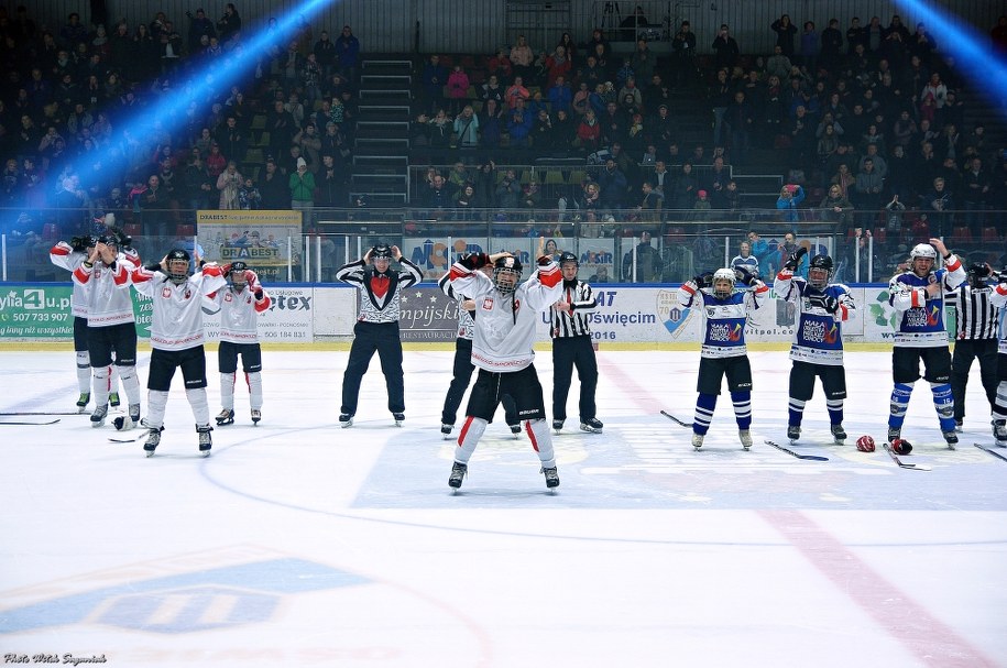 Tradycyjna "Macarena" po golu dla Artystów /Witold Saganiak /Materiały prasowe