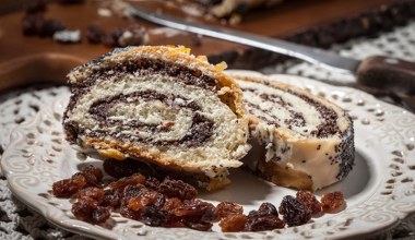 Tradycyjna rolada makowa z bakaliami. Upiecz ją na Boże Narodzenie