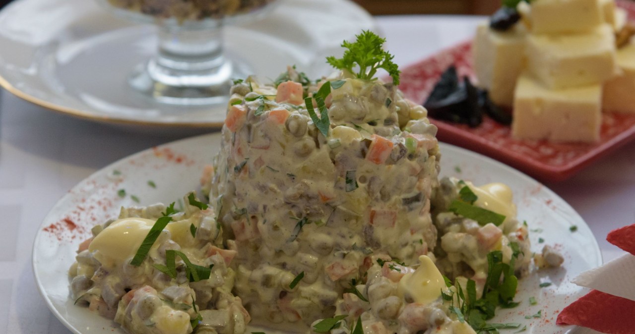 Tradycyjna sałatka jarzynowa świetnie sprawdzi się na świątecznym stole /markroper /123RF/PICSEL