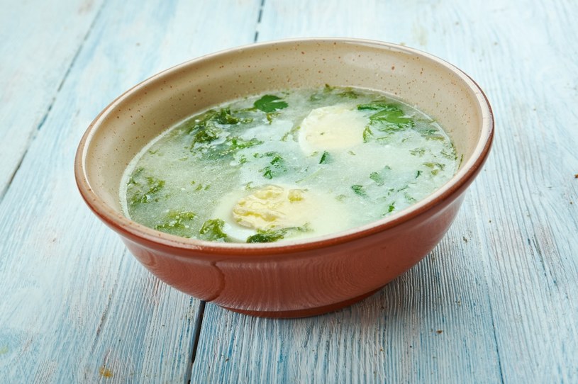 Tradycyjną zupę szczawiową warto podawać z jajkiem lub grzankami, a także pokrojonymi w kostkę ziemniakami /123RF/PICSEL