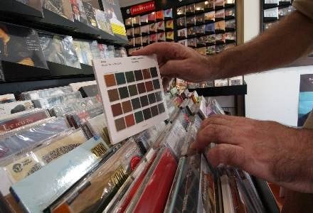 Tradycyjne formy sprzedaży muzyki odchodzą w przeszłość /AFP