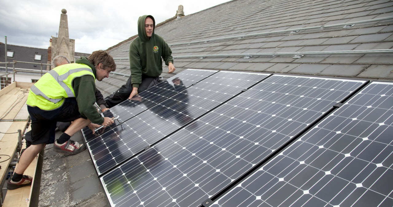 Tradycyjne panele słoneczne ważą często zbyt dużo, aby można było je zainstalować na całym dachu /East News