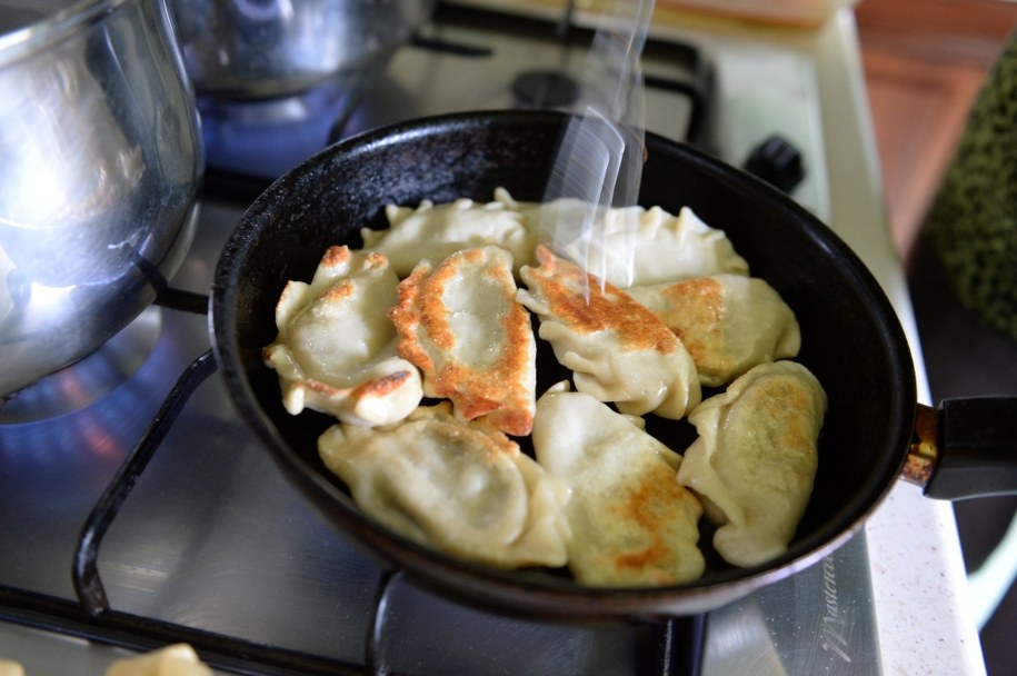 Tradycyjne pierogi z kapustą i grzybami przygotowane na wigilijną kolację / 	Piotr Polak    /PAP