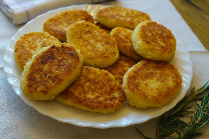 Tradycyjne placki ziemniaczane można zastąpić np. fuczkami - plackami z kiszoną kapustą /123RF/PICSEL