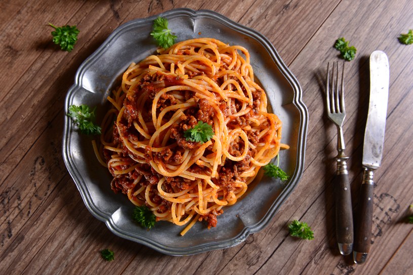Tradycyjne spaghetti z aromatycznym sosem to prosta recepta na szczęście /123RF/PICSEL