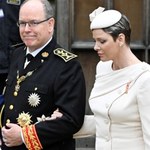 Tradycyjnie smutna księżna Charlene zaskoczyła kreacją na koronacji Karola III. Co tu się wydarzyło?