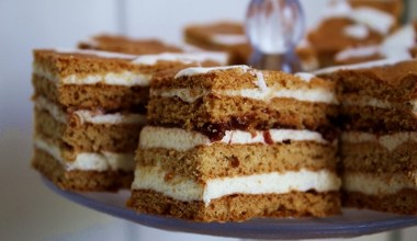 Tradycyjny miodownik zawsze robi wrażenie. Z tego przepisu wyjdzie doskonały