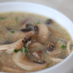Tradycyjny przepis na zupę pieczarkową z kaszą. Zrób na niedzielny obiad