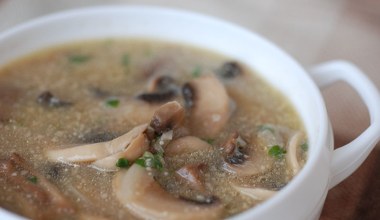 Tradycyjny przepis na zupę pieczarkową z kaszą. Zrób na niedzielny obiad