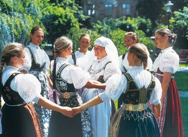 Tradycyjny strój cieszyński. Zdjęcie pochodzi z książki "Tradycje i obyczaje: ksiazka POLSKI ROK " /East News