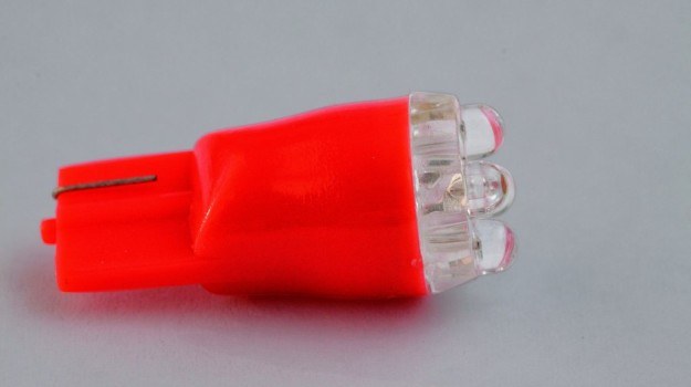 LED-y do świateł pozycyjnych Tradycyjnych żarówek świateł pozycyjnych nie wolno zastępować LED-ami. /Motor