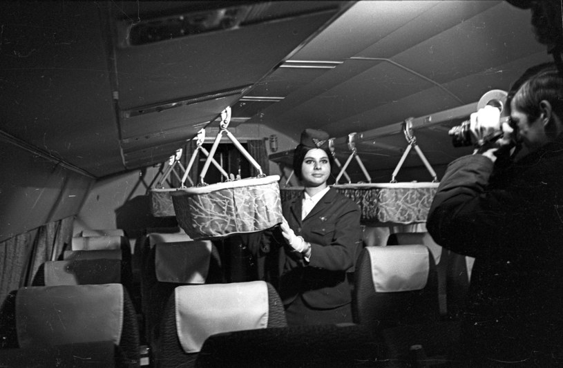 Trafienie do elitarnego grona stewardes wcale nie było łatwe. Przed kandydatkami stawiano szereg wymagań /Mirosław Stankiewicz /Agencja FORUM