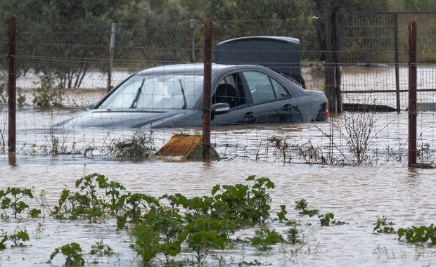 Tragedia małżeństwa: Wichura zepchnęła ich auto do rzeki