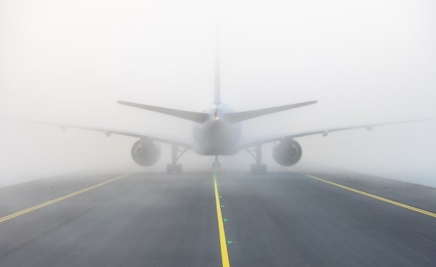 "Tragedia". Mgła sparaliżowała lotnisko w Balicach