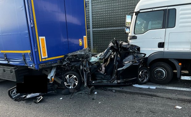 Tragedia na A2. Auto osobowe zmiażdżone przez dwie ciężarówki 