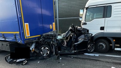 Tragedia na A2. Auto osobowe zmiażdżone przez dwie ciężarówki 