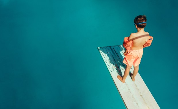 Tragedia na basenie. Mężczyzna nie żyje, chłopiec zniknął bez śladu