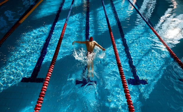 Tragedia na basenie w Jaworznie. Pilna ewakuacja, 80-latek nie żyje