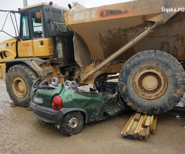 Tragedia na budowie A1. Wozidło zmiażdżyło Corsę