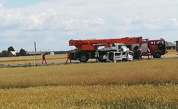 Tragedia na drodze w Wielkopolsce. Bus osobowy zderzył się z dźwigiem