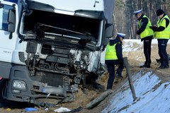 Tragedia na krajowej "8": W tirze pękła opona. Zginęły 3 osoby, 4 są ranne