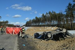 Tragedia na krajowej "8": W tirze pękła opona. Zginęły 3 osoby, 4 są ranne