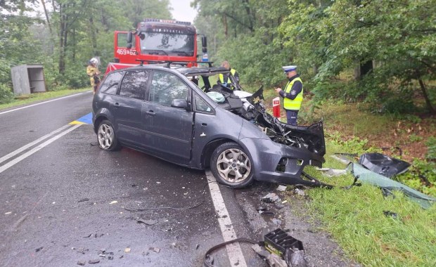 Tragedia na łuku drogi. Dwie ofiary czołowego zderzenia aut