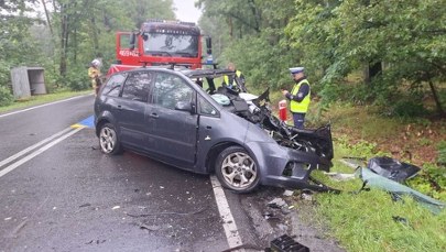 Tragedia na łuku drogi. Dwie ofiary czołowego zderzenia aut
