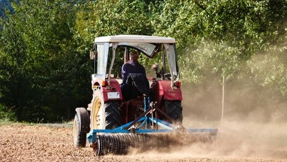 Tragedia na Mazowszu. Dwaj chłopcy spadli z ciągnika, jeden nie żyje