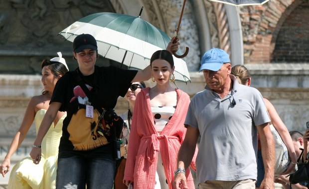 Tragedia na planie filmu "Emily w Paryżu". Zdjęcia wstrzymano 