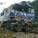 Tragedia na przejeździe. Ciężarówka zderzyła się z pociągiem. Jedna osoba nie żyje