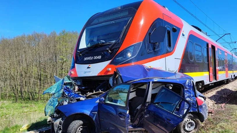 Śmiertelny wypadek na przejeździe kolejowym w okolicy Tomaszowa Mazowieckiego. Nie żyje kobieta i 13-letnie dziecko!