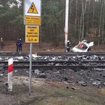 Tragedia na przejeździe kolejowym. Zmarł kierowca dostawczaka