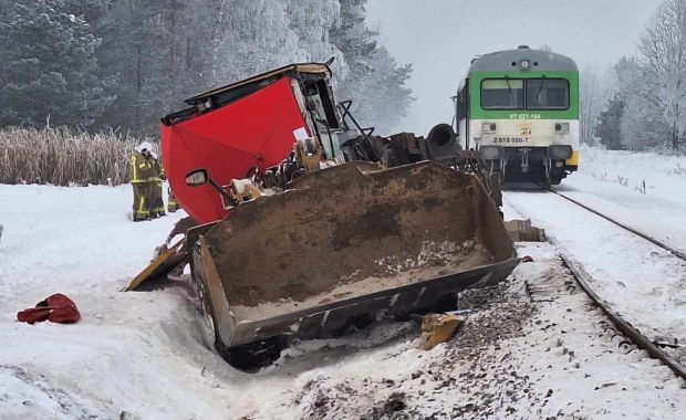 Tragedia na przejeździe. Szynobus z pasażerami wjechał w koparkę