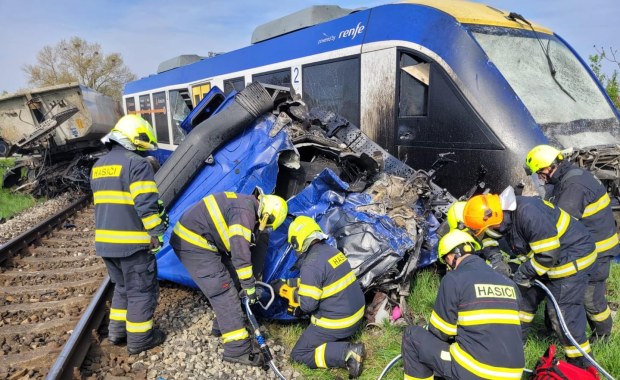 Tragedia na Słowacji. Pociąg osobowy wjechał w ciężarówkę