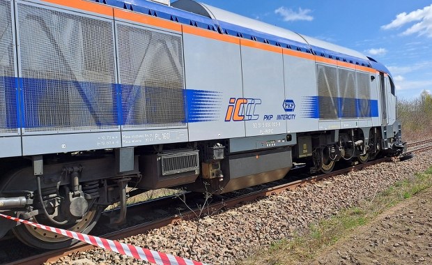 Tragedia na torach. 77-latek wjechał pod pociąg