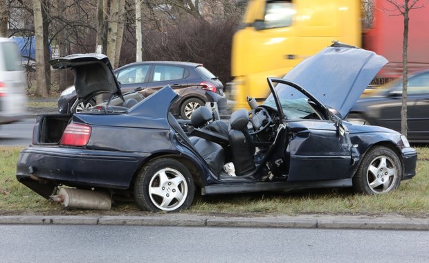 Tragedia na Ursynowie. Ciężarówka wjechała w osobówkę, zginął kierowca