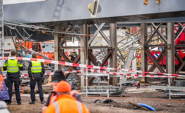 Tragedia podczas budowy mostu w Holandii. Media: Zginął Polak