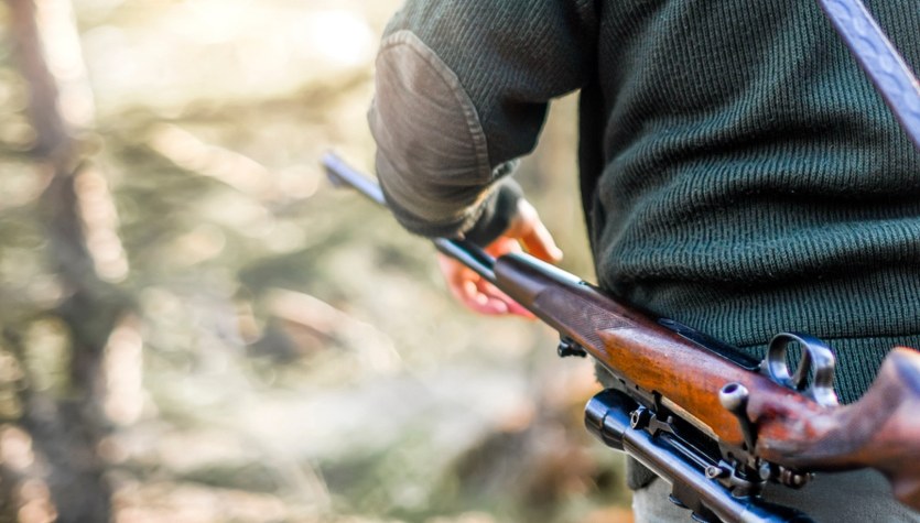 Tragedia podczas polowania. Myśliwy śmiertelnie postrzelił 35-latka