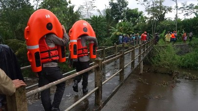 Tragedia podczas wycieczki szkolnej. Fala powodziowa porwała uczniów