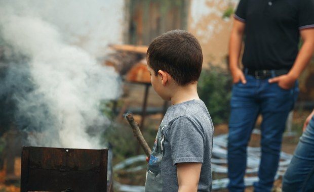 Tragedia przy grillu. Ojciec dolał podpałkę, 7-latek z ciężkimi poparzeniami