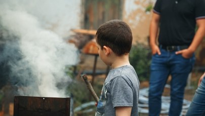 Tragedia przy grillu. Ojciec dolał podpałkę, 7-latek z ciężkimi poparzeniami