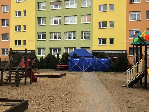 Tragedia rozegrała się tuż obok placu zabaw. /Mateusz Chłystun /RMF FM