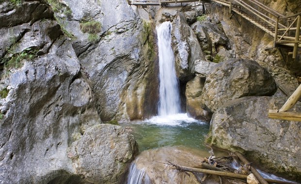Tragedia w Austrii. Na wędrujących górskim wąwozem osunęły się skały. Są ofiary śmiertelne