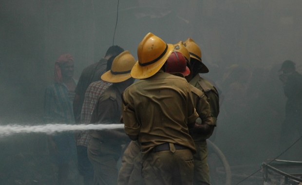 Tragedia w Indiach. W płomieniach życie straciło 20 osób