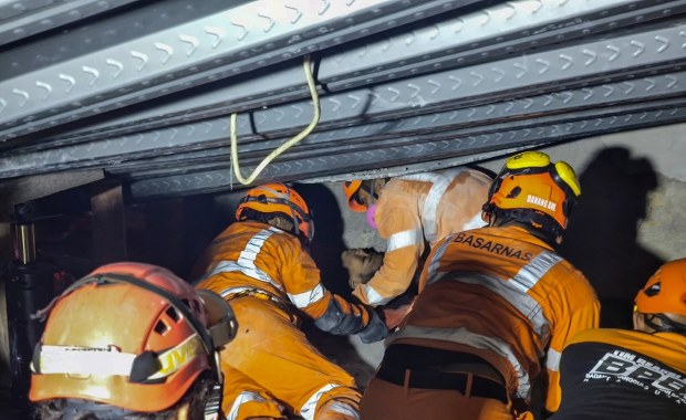 Tragedia w Indonezji. Ratownicy wyciągają spod gruzów ciała dzieci