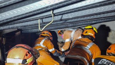 Tragedia w Indonezji. Ratownicy wyciągają spod gruzów ciała dzieci