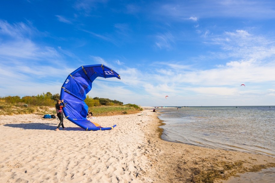 Tragedia w Jastarni. Silny wiatr porwał 59-letniego kitesurfera